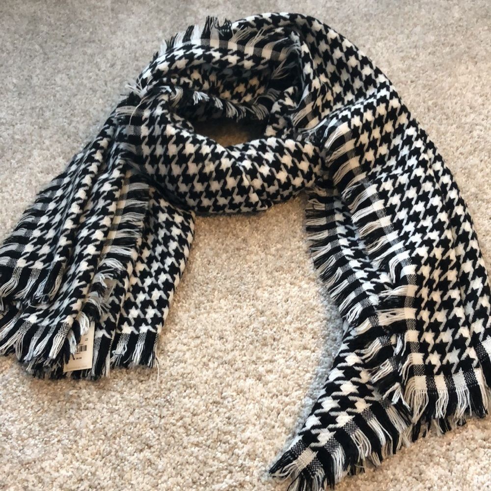 New Francesca’s houndstooth fringed scarf holiday pattern new with tag